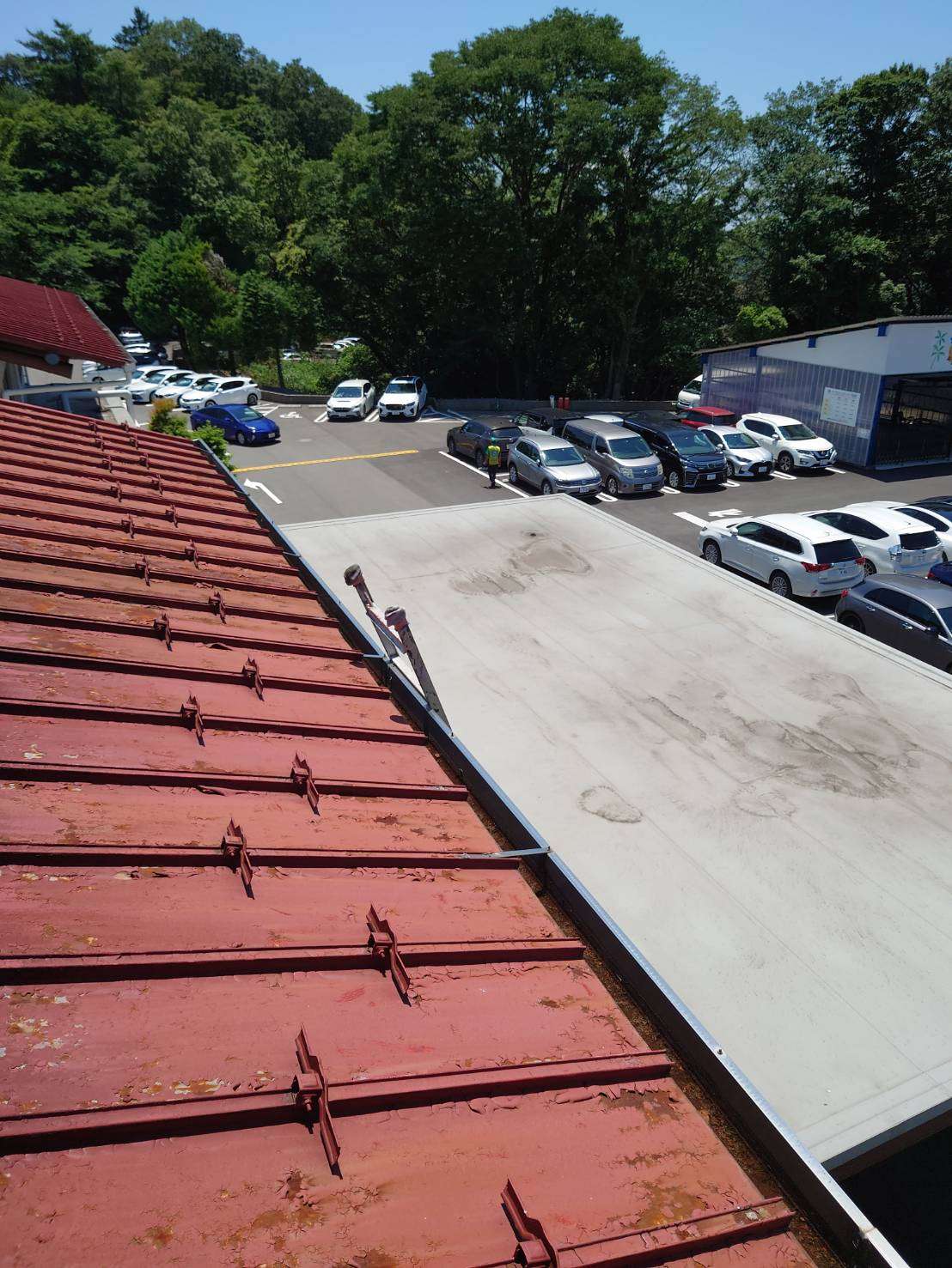 今日は屋根の上の木部塗装で暑かった❕😢
