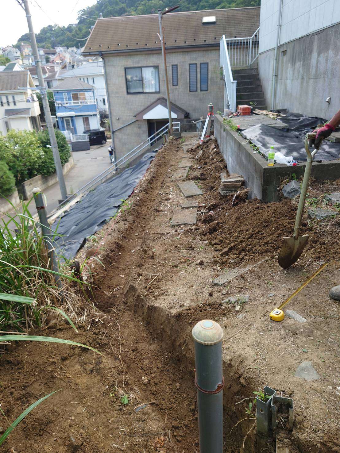 本日は、葉山のちょっと高台になっているお宅のブロック工事の為のあなを、手掘りで掘削してまいりました❕☺