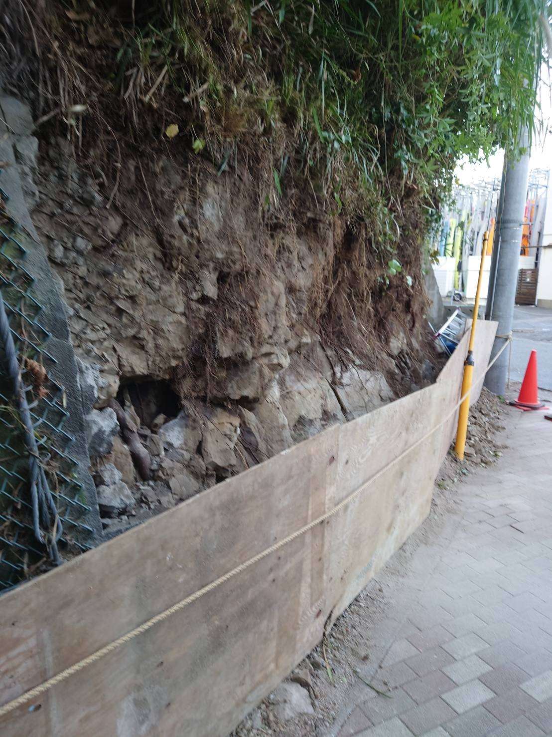 葉山で目隠しフェンス取り付け後に、逗子で山留コンクリートの破損ヶ所の役所の工事❕☺