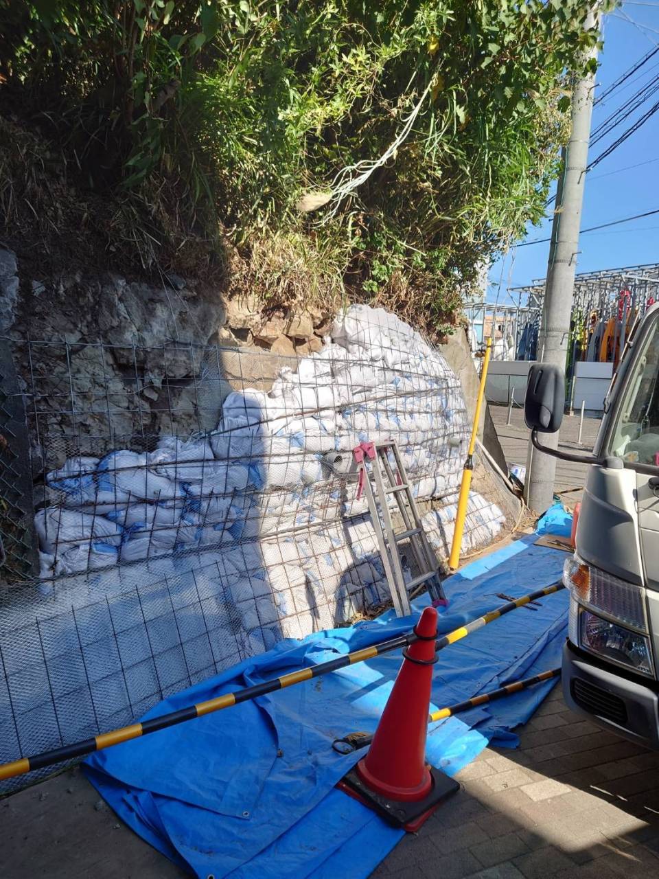 本日も神奈川県の葉山にてがけ崩れの壁面補修作業に行ってました❕☺