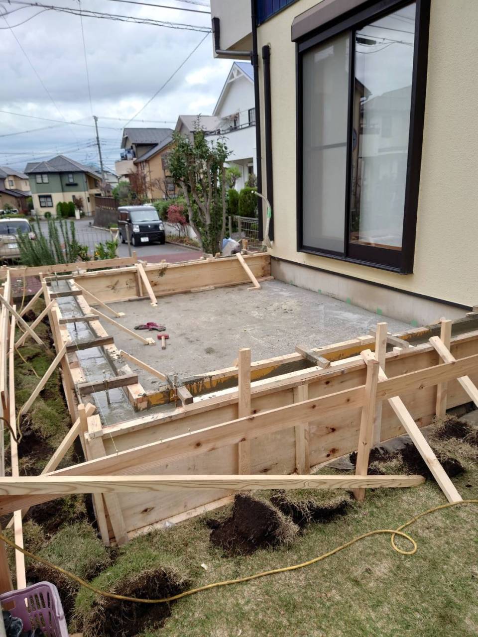 本日は神奈川県綾瀬市で増築リフォーム部の立ち上がり部の生コン打設を行いました❕☺
