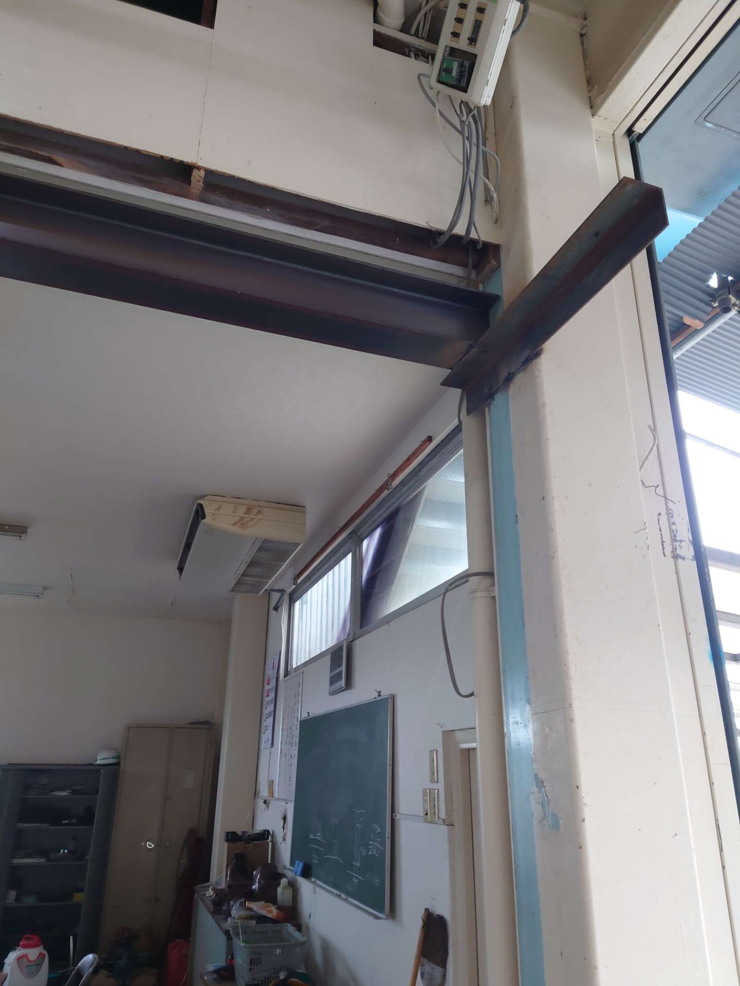 建設会社さんの会議室を拡張するため、既存の壁を壊しシャッターを設置するための、Ｈ鋼（４００キロ）位を柱に溶接して設置致しました。
