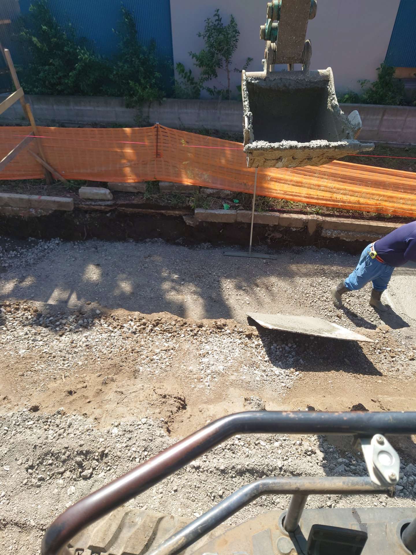 本日も横浜市都筑区にて擁壁を組むため、また鉄筋配筋の為のステコンベースコンクリート打設❕☺
