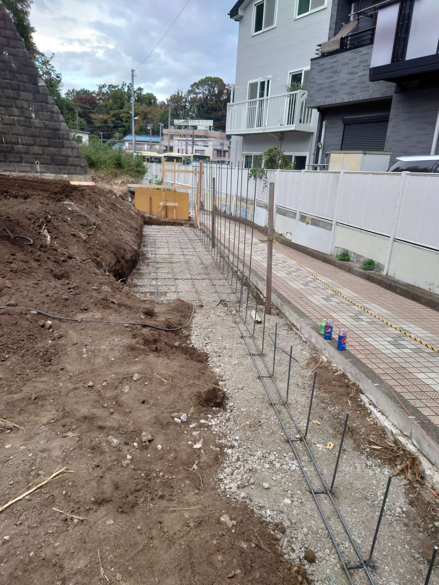 本日は、横浜市芹が谷の２宅地現場にて擁壁ブロックを積む為の鉄筋配筋作業を行いました❕☺
