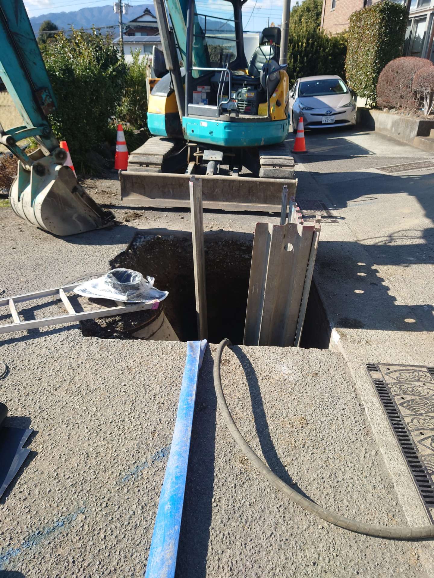 本日も神奈川県小田原市栢山町の現場にて、2区角目の下水本管を埋設する為の準備工事を致しました❕☺