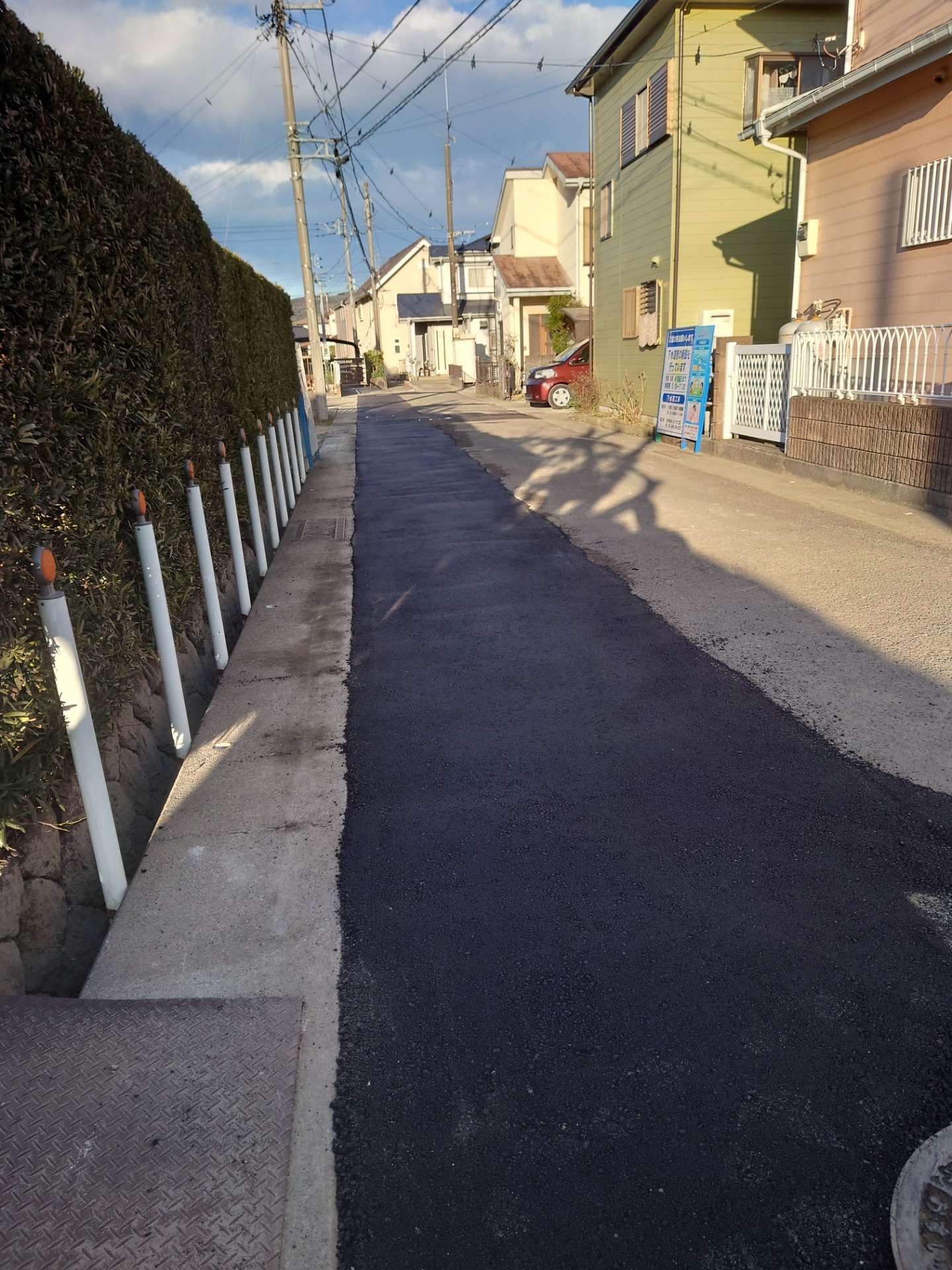 本日も神奈川県小田原市栢山町の現場にて、工事が完了した箇所から舗装の仮り復旧作業を行いました❕☺