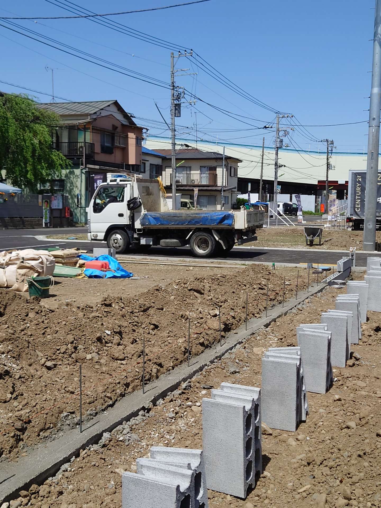 本日も東京都世田谷区にて２４宅地（２４件分）の土地区分の為のブロック積みを行いました❕☺
