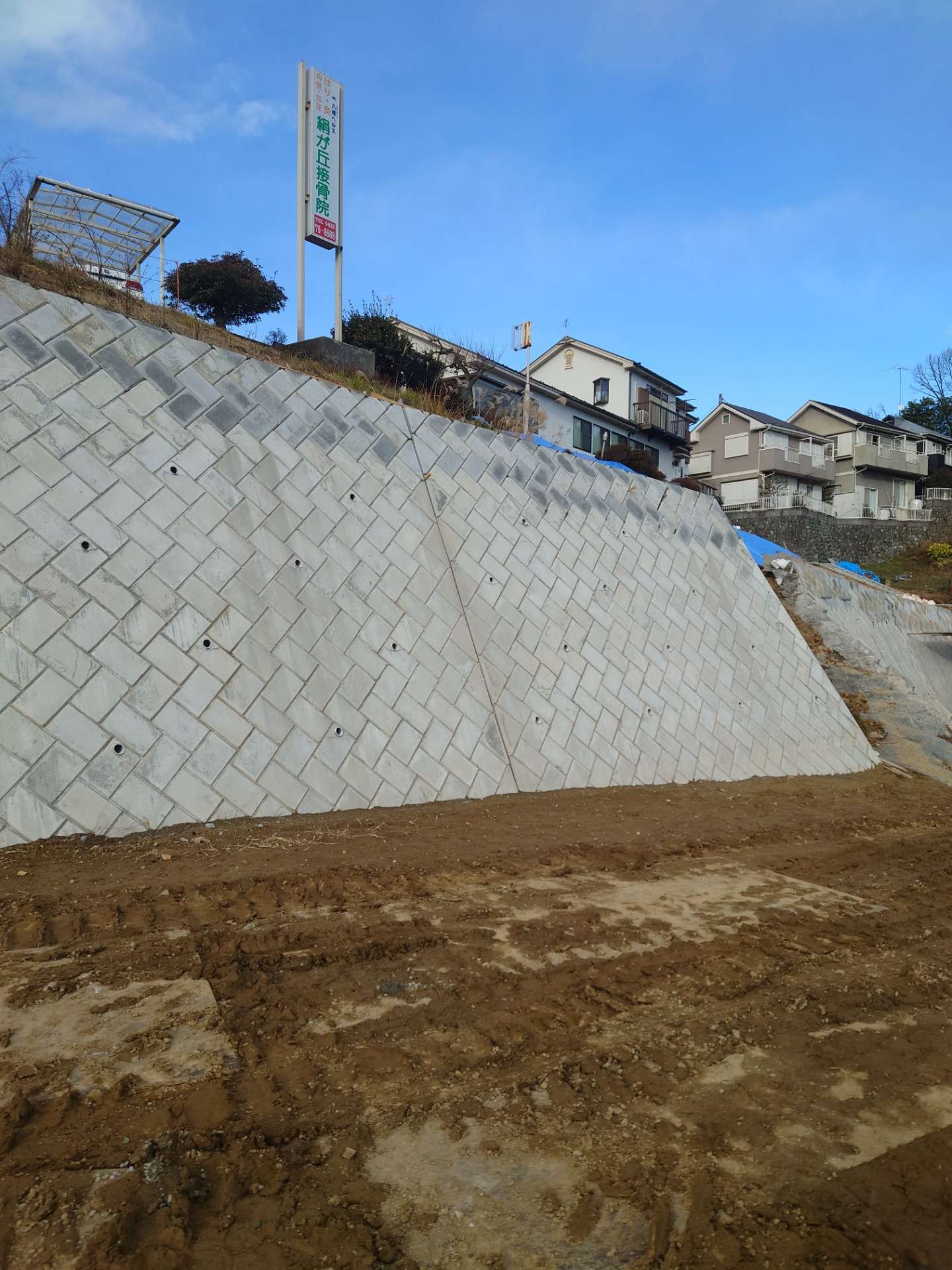 最近は、八王子にて宅地造成の間知石積み工事を行なっております。